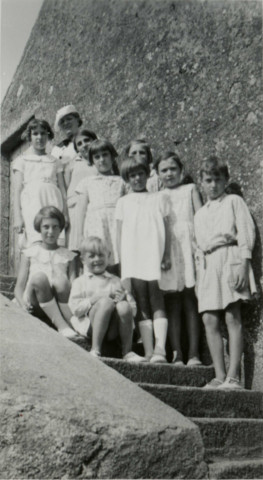 Colonies de vacances dans le nord du Morvan, groupe d'enfants posant avec l'épouse du maire Charles Auray : photographie noir et blanc.