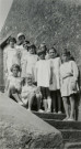 Colonies de vacances dans le nord du Morvan, groupe d'enfants posant avec l'épouse du maire Charles Auray : photographie noir et blanc.