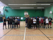 Basket-ball. - Hommage au joueur américain de basket-ball Kobe Bryant au gymnase Henri-Wallon : photographie de joueurs réunis en groupes de 8 et 24, numéros de ses maillots.