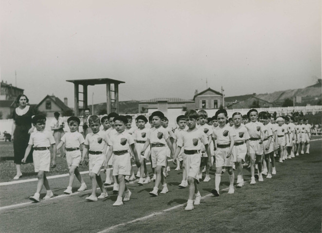 Fête d'éducation physique, défilé des enfants : photographie noir et blanc.