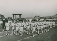 Fête d'éducation physique, défilé des enfants : photographie noir et blanc.