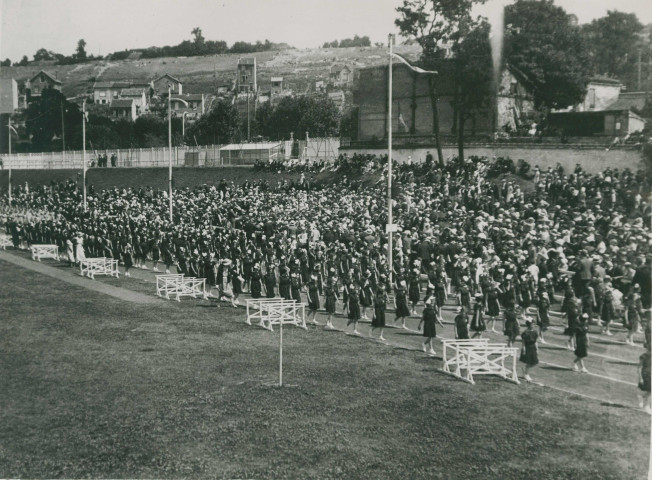 Fête d'éducation physique, défilé des enfants : photographie noir et blanc.