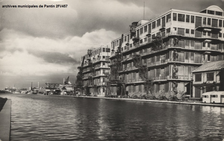 Le port et la gare routière internationale.