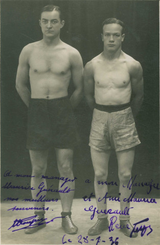 Portrait de deux boxeurs non identifiés : photographie noir et blanc.