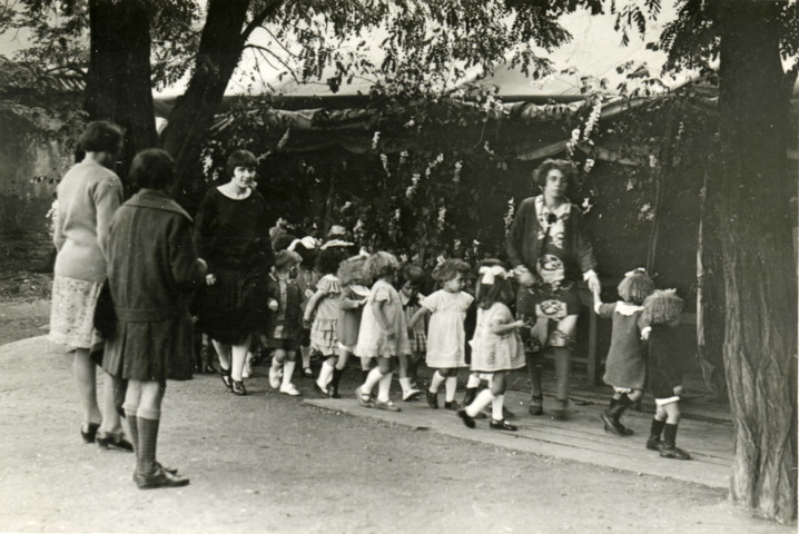 Groupe d'enfants en extérieur : photographie en noir et blanc.