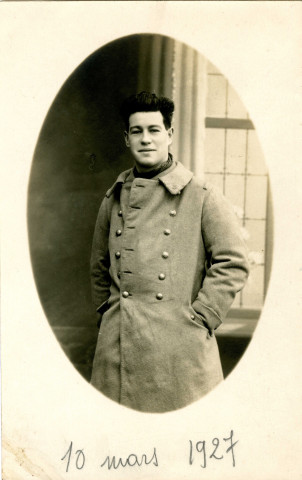 Portrait de Roger Hasenfratz pendant son service militaire : photographie noir et blanc.