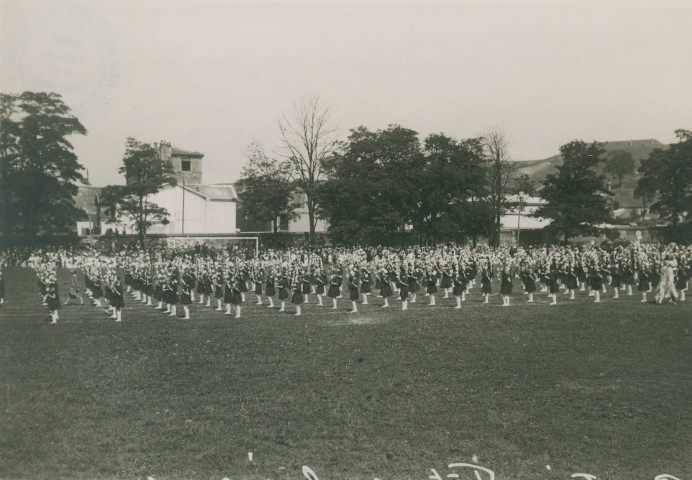 Fête d'éducation physique, mouvements d'ensemble : photographie noir et blanc.