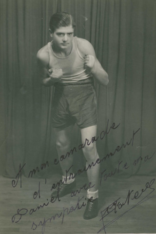 Portrait d'un boxeur non identifié : photographie noir et blanc.