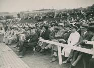 Fête d'éducation physique, tribune officielle : photographie noir et blanc.