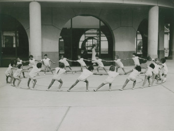 Enfants faisant de la gymnastique devant la rotonde - 3Fi30 Photographie d'enfants faisant de la gymnastique devant la rotonde