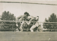 Combat de boxe entre Théo Médina et Pierre Fouilloux à Clichy : photographie noir et blanc.