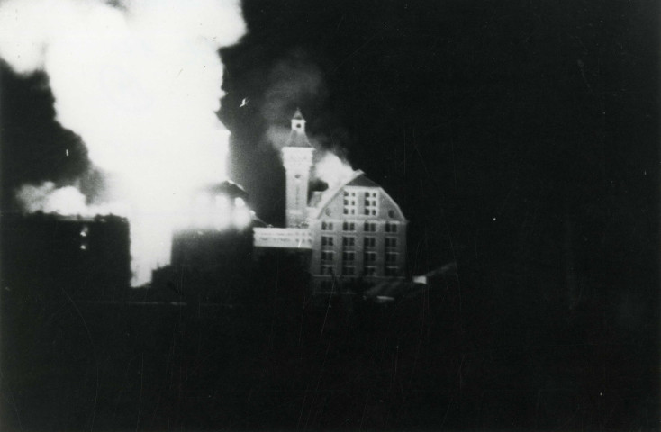 Incendie des Grands Moulins en 1944 : reproduction d'une photographie noir et blanc.