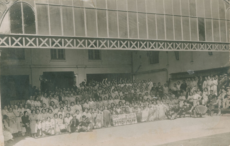 Carte postale représentant le personnel de l'usine en grève, en 1936