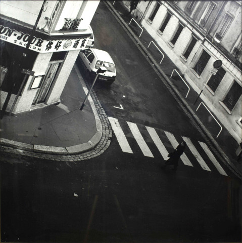 Jeune femme à la main sur le revers de son manteau noir