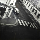 Jeune femme à la main sur le revers de son manteau noir