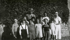 Colonies de vacances dans le nord du Morvan, groupe d'enfants posant avec le maire Charles Auray et son épouse à Sincey : photographie noir et blanc.