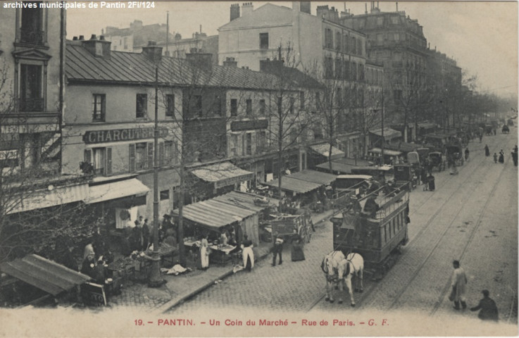 Marché et tramway hippomobile rue de Paris.