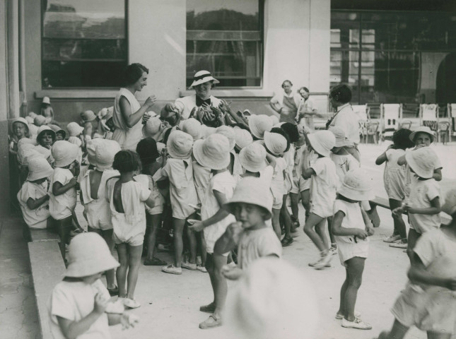 École de Plein-Air, distribution du goûter en extérieur : photographie noir et blanc.