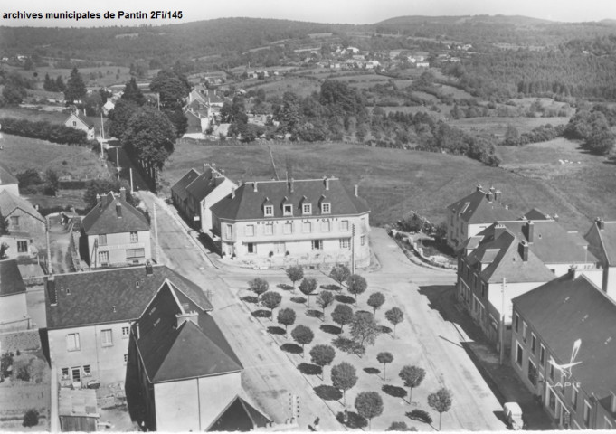 En avion au-dessus de Montsauche - Place des Acacias et hôtel de la Poste.