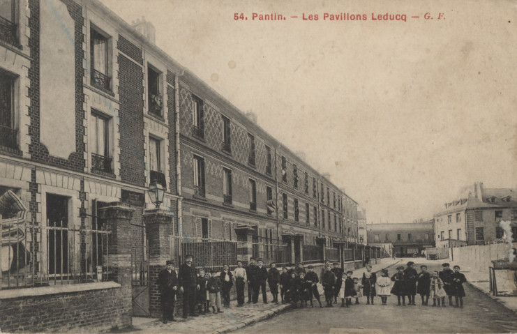 Carte postale représentant les pavillons Leducq au début du XXe siècle