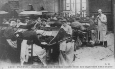 Manufacture des tabacs, confection des cigarettes sans papier : reproduction d'une carte postale.