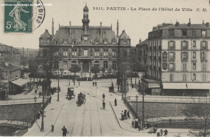 3411. Pantin - La place de l'hôtel de ville (école Sadi-Carnot).