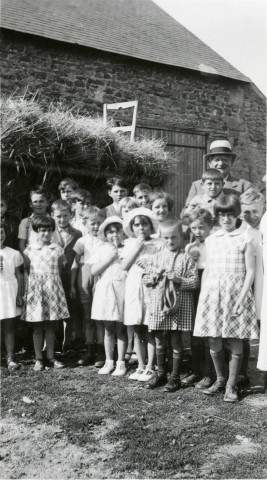 Colonies de vacances dans le nord du Morvan, groupe d'enfants posant avec le maire Charles Auray à Corsaint-Montmilien : photographie noir et blanc.