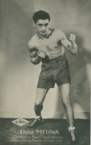 Portrait du boxeur Théo Médina, champion de France poids mouche et poids coq : carte postale noir et blanc.