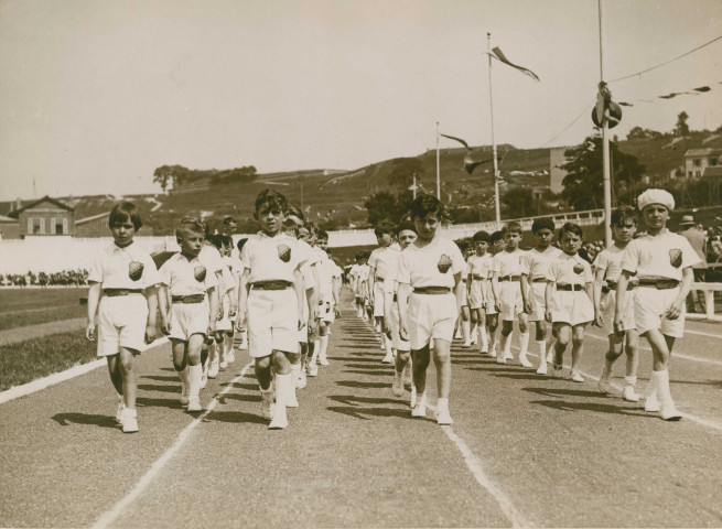 Fête d'éducation physique, défilé des enfants : photographie noir et blanc.