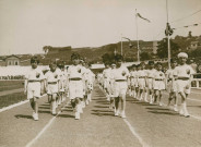 Fête d'éducation physique, défilé des enfants : photographie noir et blanc.