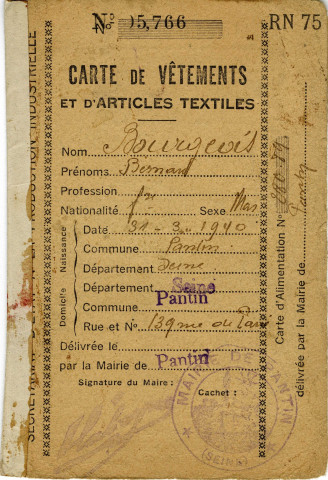 Cartes de rationnement : carte de vêtements et d'articles textiles (1944) et carte d'alimentation (1946-1949) de Bernard Bourgeois, cartes de charbon pour le chauffage d'André Bourgeois (1946 et 1947-1948). Tickets de rationnement pour les denrées diverses (1948), le lait (1949), le pain (1949) et les suppléments alimentaires (s.d.).