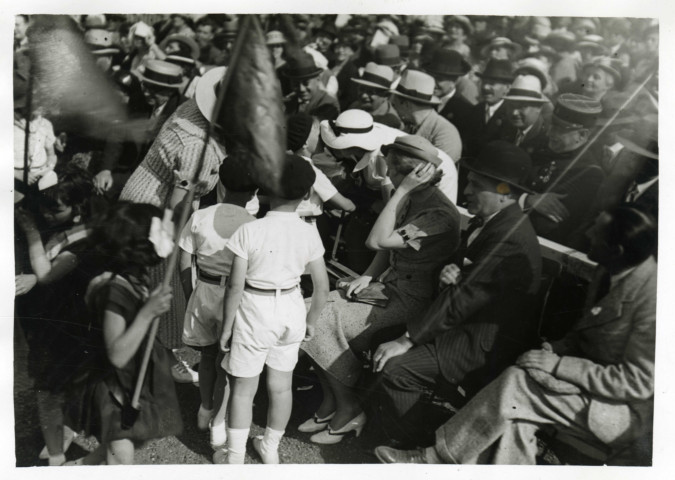 Fête d'éducation physique, enfants à proximité de la tribune officielle : photographie noir et blanc.