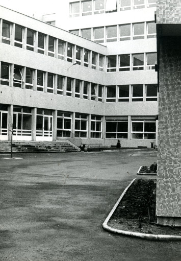 Cour et bâtiments du lycée en 1967 - 3Fi11085 Photographie de la cour et des bâtiments du lycée en 1967