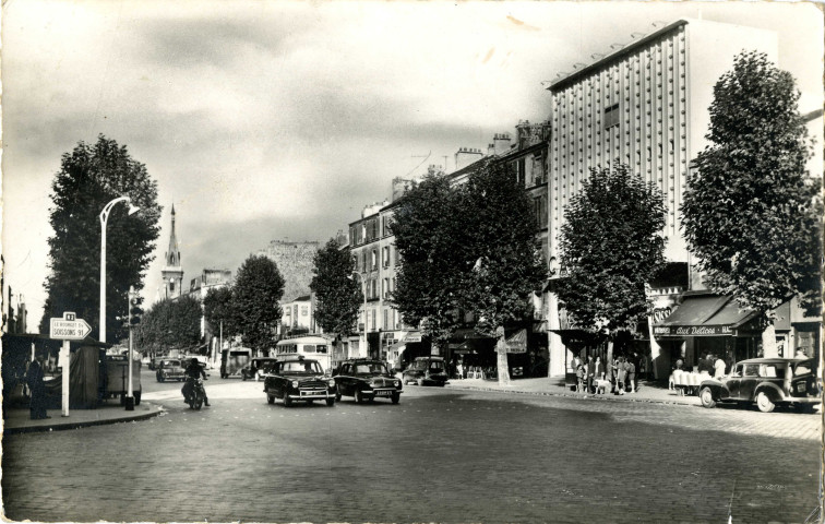 Avenue Jean-Jaurès avec en premier plan le cinéma Carrefour et en arrière-plan l'église Sainte-Marthe : carte postale noir et blanc.