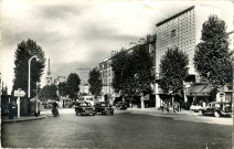 Avenue Jean-Jaurès avec en premier plan le cinéma Carrefour et en arrière-plan l'église Sainte-Marthe : carte postale noir et blanc.