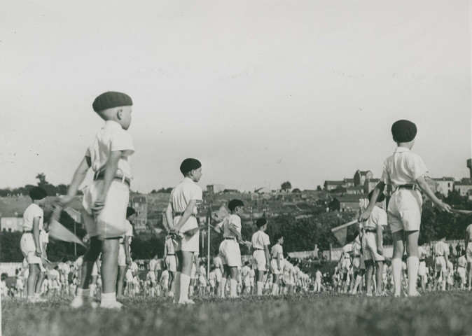 Fête d'éducation physique, mouvements d'ensemble avec des drapeaux : photographie noir et blanc.