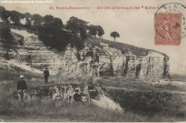 Promenade pittoresque près des « buttes » ou « falaises ».