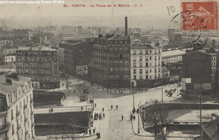 85. Pantin - La place de la Mairie (rue Hoche, canal, pont, péniche).