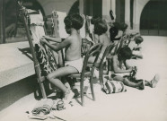 École de Plein-Air, enfants faisant du tissage en extérieur : photographie noir et blanc.