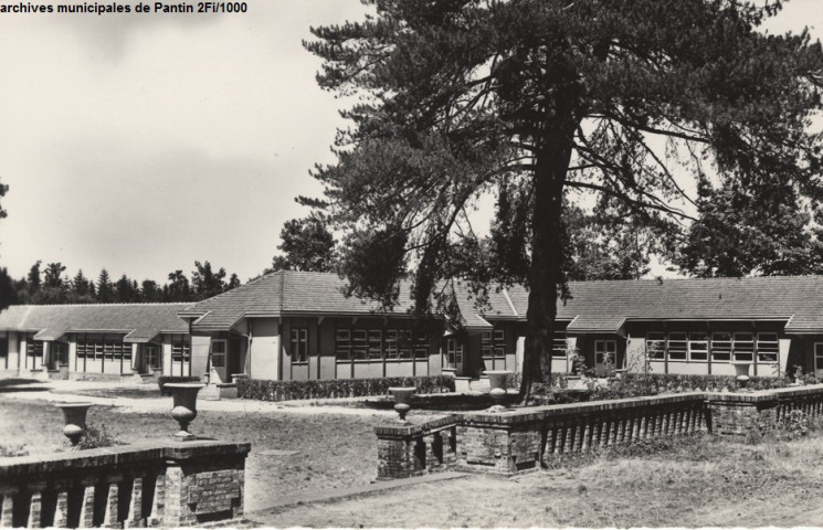 Colonie de vacances de la ville de Pantin à Saint-Martin-d'Ecublei - Les dortoirs.