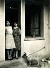 Portrait de Georgette Baudon avec sa sœur Simone : photographie en noir et blanc.
