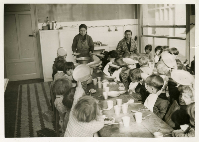 École maternelle de la route des Petits-Ponts, enfants à la cantine : photographie noir et blanc.
