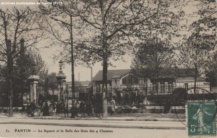 Salle des fêtes et square des Quatre-Chemins.