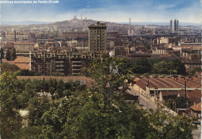 Pantin - Vue générale, au fond la butte Montmartre et le Sacré-Cœur (HBM, tour Honegger).