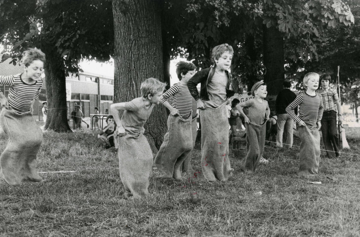 Course en sac dans un centre de loisirs ou un centre de vacances : photographie noir et blanc.