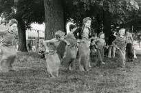 Course en sac dans un centre de loisirs ou un centre de vacances : photographie noir et blanc.