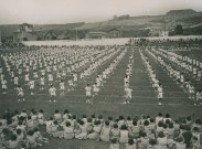 Fête d'éducation physique, vue large sur les mouvements d'ensemble, les spectateurs et les alentours à l'est du stade : photographie noir et blanc.