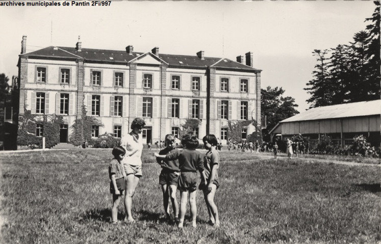 Colonie de vacances de la ville de Pantin à Saint-Martin-d'Ecublei - Le château.