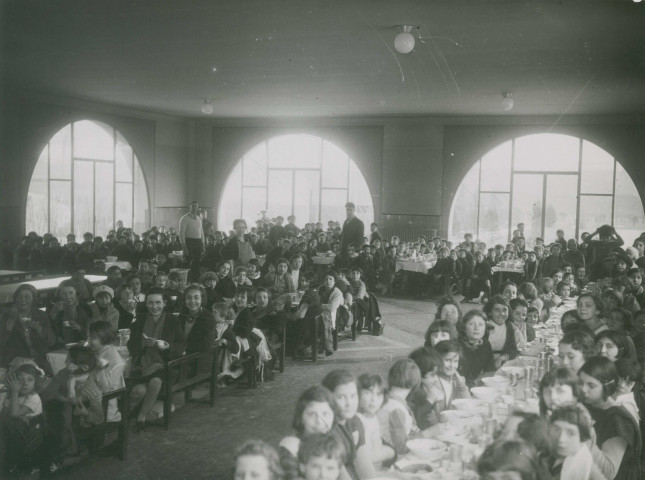 École de Plein-Air, repas en intérieur à l'occasion de la fête d'éducation physique : photographie noir et blanc.