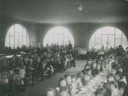 École de Plein-Air, repas en intérieur à l'occasion de la fête d'éducation physique : photographie noir et blanc.
